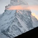 Bright With Balcony & View To The Matterhorn Apartment *